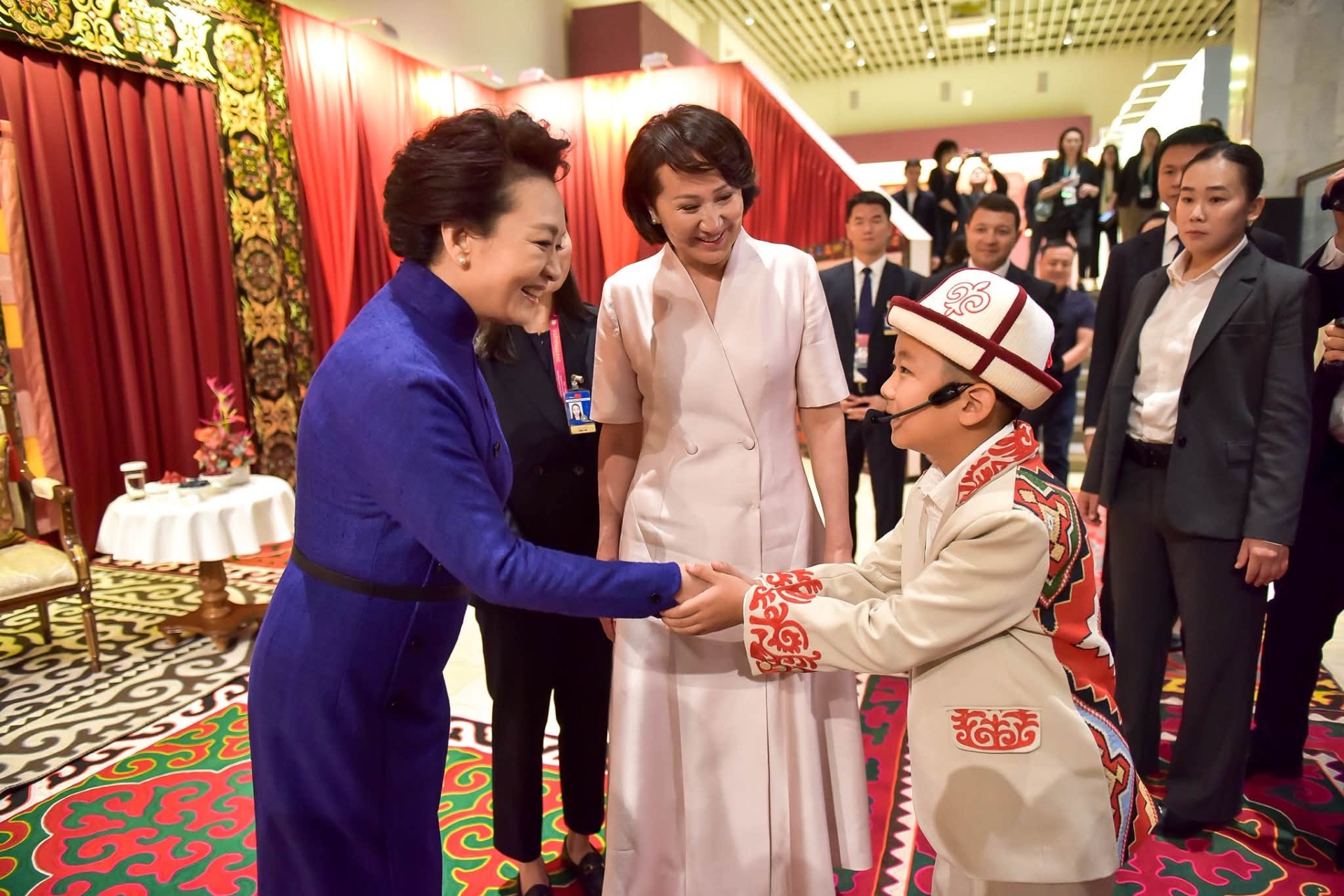 吉尔吉斯斯坦与中国第一夫人参观国家历史博物馆,聚焦两国文化遗产
